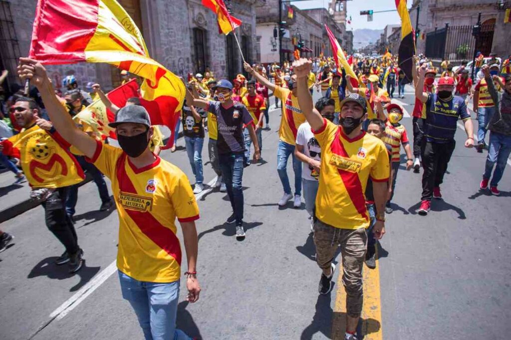 Aficionados de Monarcas salen a la calle a protestar