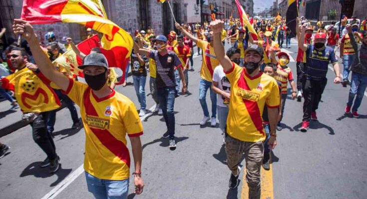 Aficionados de Monarcas salen a la calle a protestar