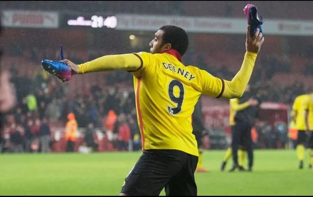 Deeney del Watford, denuncia amenazas a su hijo por negarse a entrenar