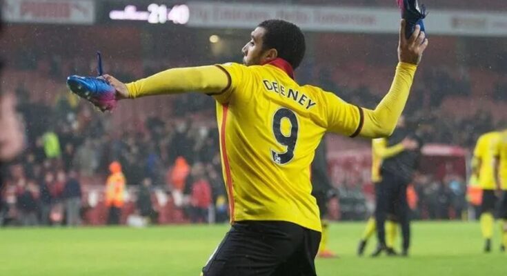 Deeney del Watford, denuncia amenazas a su hijo por negarse a entrenar