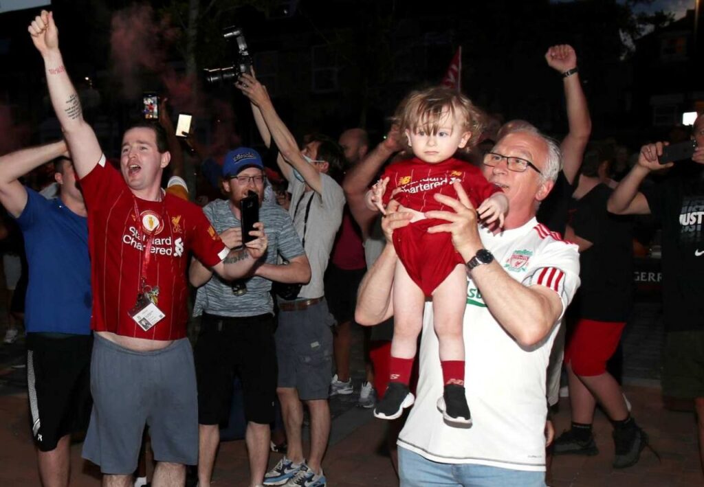 Aficionados del Liverpool celebran sin importar la sana distancia