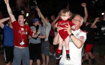 Aficionados del Liverpool celebran sin importar la sana distancia