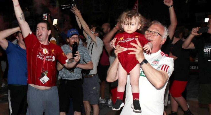 Aficionados del Liverpool celebran sin importar la sana distancia