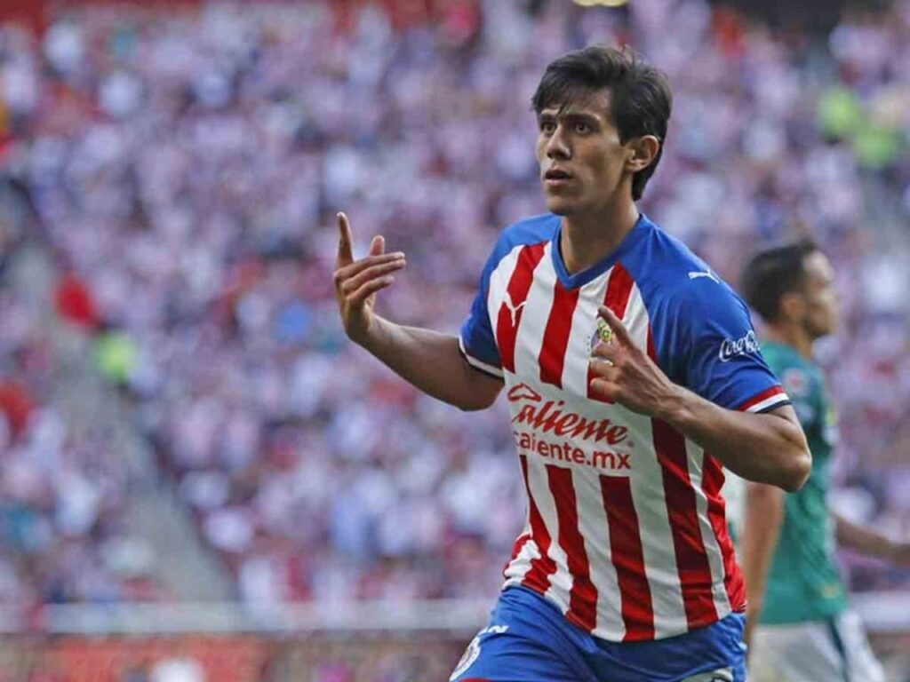 Equipo francés se acerca a Chivas por Macías