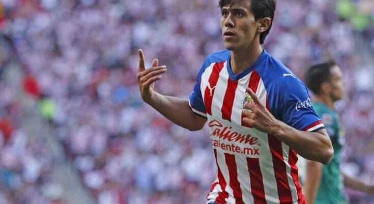 Equipo francés se acerca a Chivas por Macías