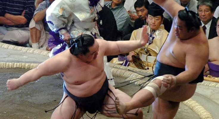 Luchadores de sumo salvan a mujer de morir ahogada