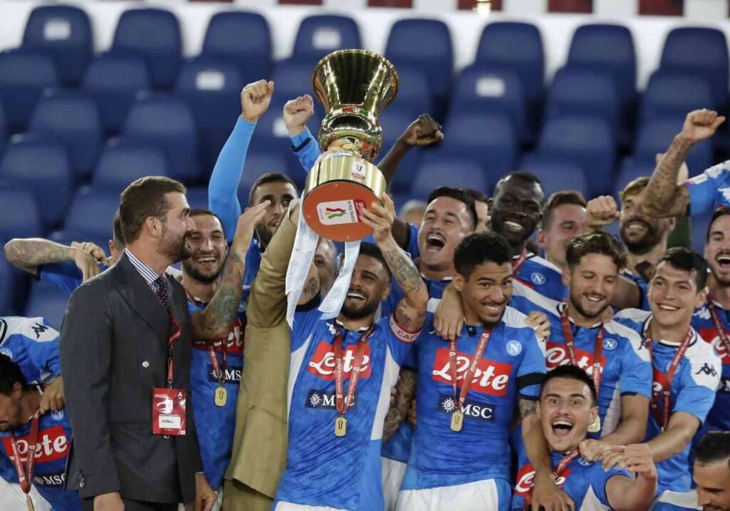 Napoli levanta la Copa de Italia con el ‘Chucky’ en la tribuna