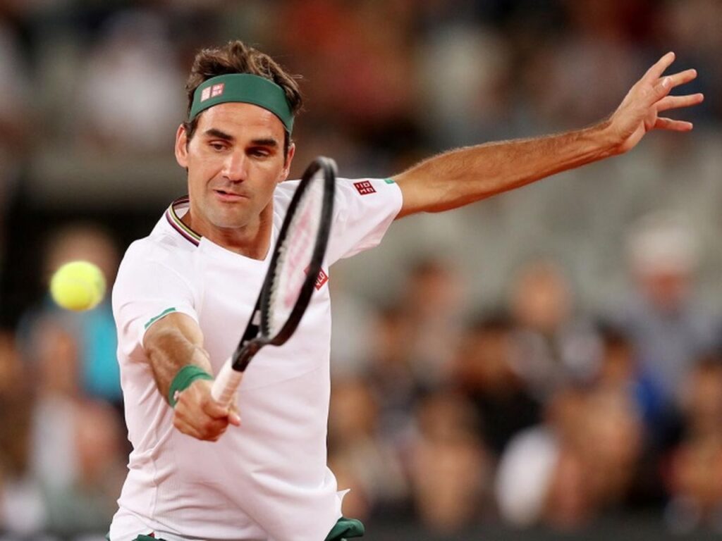 Operan a Federer de la rodilla; regresará a jugar en 2021