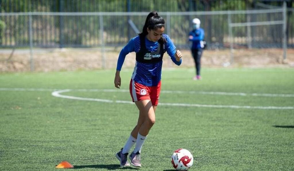 Portera del América a prueba con ADSL femenil