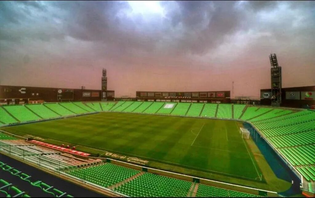 Tolvanera invade entrenamiento de Santos Laguna