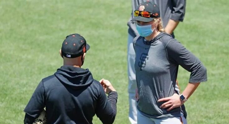 Alyssa Nakken, primera mujer que sale de entrenadora en partido de MLB