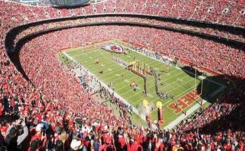 Comienzan a cerrarlos; Baltimore, Kansas City y Jacksonville limitarán aforo