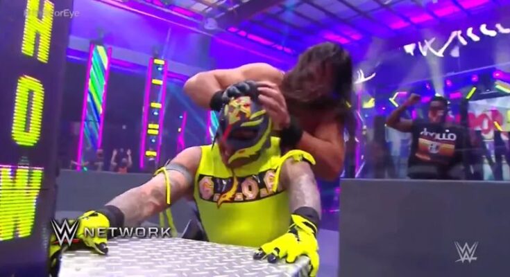 El luchador Rey Mysterio ‘pierde’ un ojo en Extreme Rules de la WWE