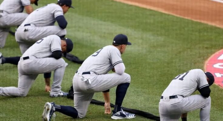 Nacionales y Yankees se arrodillan contra racismo antes de inaugurar temporada Nacionales y Yankees se arrodillan contra racismo antes de inaugurar temporada