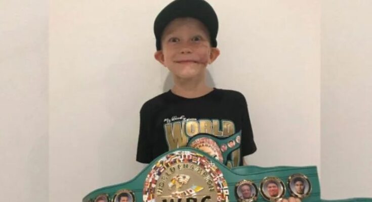 Niño que defendió a su hermana de un perro recibe cinturón del CMB Niño que defendió a su hermana de un perro recibe cinturón del CMB