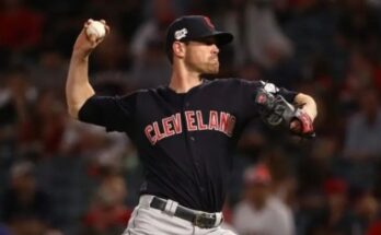 Shane Bieber poncha a 13 Mellizos e iguala récord