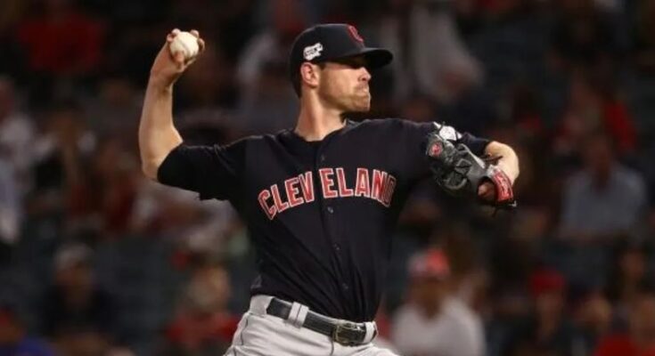 Shane Bieber poncha a 13 Mellizos e iguala récord