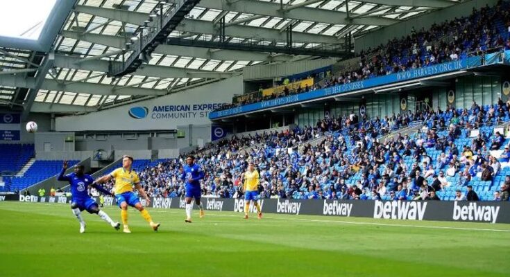 Aficionados regresan a un estadio de la Premier League