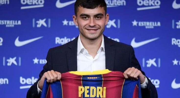 Barcelona presenta a Pedri como su nuevo jugador