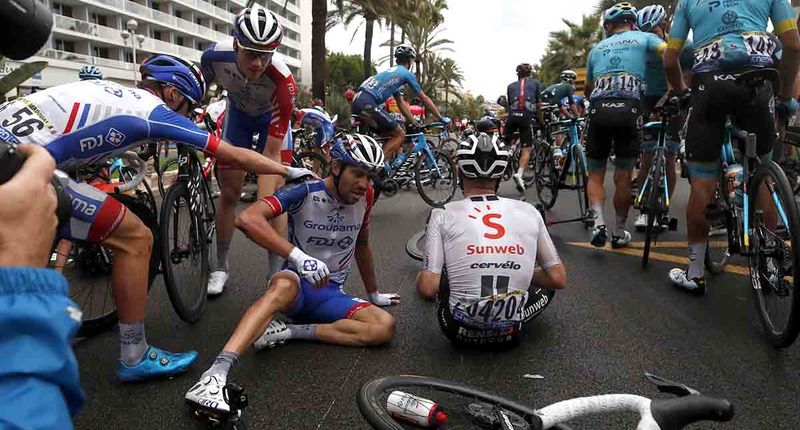 Caídas y lluvia en primera etapa del Tour de Francia