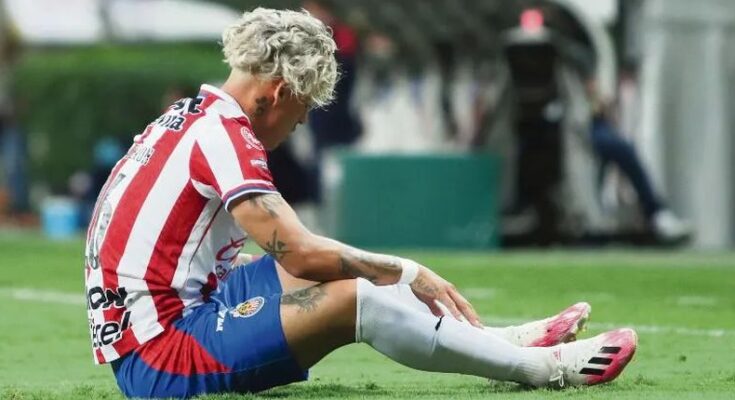 Chivas cae; afición pide salida de Tena