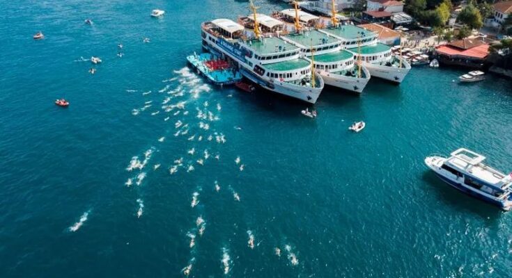 Cientos de personas cruzan a nado de Asia a Europa en tradicional carrera Cientos de personas cruzan a nado de Asia a Europa en tradicional carrera