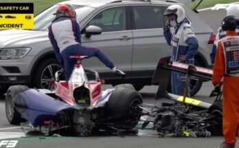 Fuerte choque en la Fórmula 3 parte un auto en dos de manera increíble en Silverstone