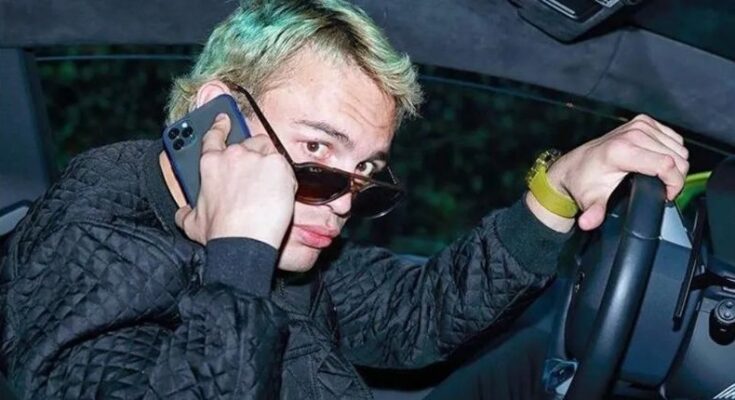 Julio César Chávez Jr presume cómo se paga en el boxeo al contar pacas de billetes