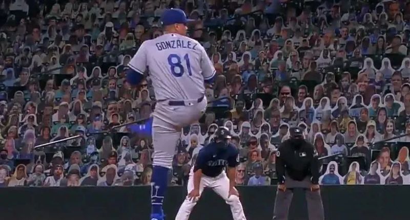 Julio Urías y Víctor González ven actividad en derrota de Dodgers ante Mariners