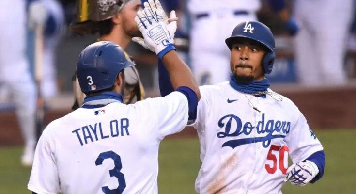 Mookie Betts batea tres jonrones e iguala récord de Grandes Ligas Mookie Betts batea tres jonrones e iguala récord de Grandes Ligas