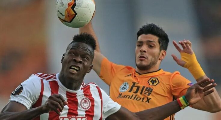 Raúl Jimenez supera a Javier Hernández con su gol ante Olympiacos en Europa League