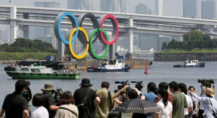 Retiran los anillos olímpicos de la Bahía de Tokio Retiran los anillos olímpicos de la Bahía de Tokio