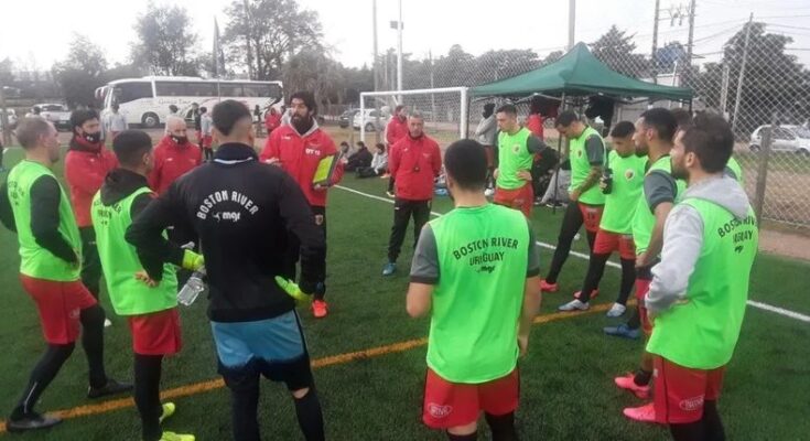 Sebastián Abreu se vuelve “Loco” y deja el puesto de DT y entra a jugar con Boston River