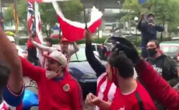 Aficionados de Chivas ignoran medidas sanitarias y reciben al equipo en CDMX