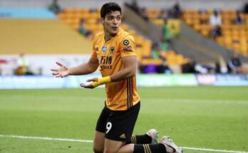 Luis Suárez le gana pulso a Raúl Jiménez