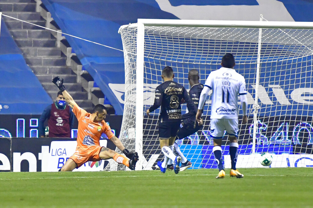 Puebla propina revés a León en ida de cuartos de final, 2-1