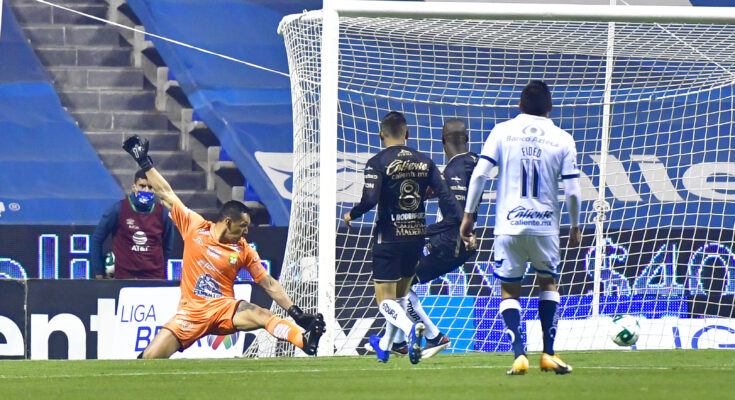 Puebla propina revés a León en ida de cuartos de final, 2-1