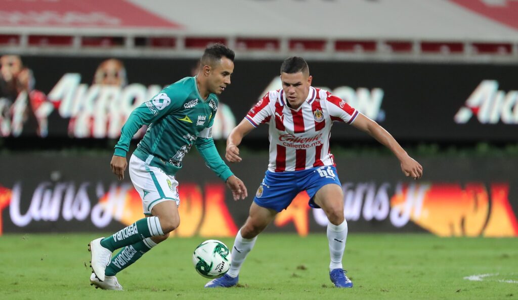 Chivas y León equilibran fuerzas en semifinales de ida, 1-1