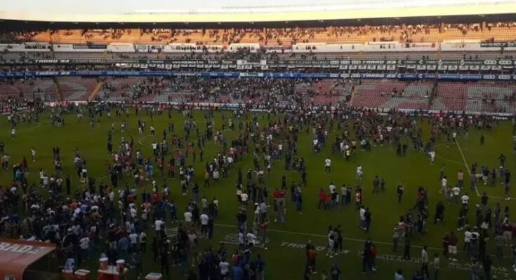 Violencia inédita en el estadio La Corregidora mancha al futbol mexicano